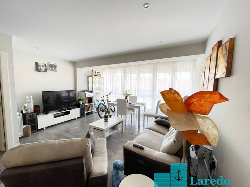 Foto 353c8f1e-d04c-4f05-8b6f-5d2903ef7a92. Pis amb calefacció aparcament a Centro Laredo