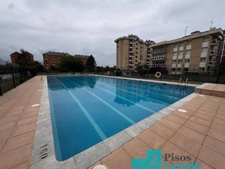 Flat in Calle padre ignacio ellacuría 23. Pisos laredo os presenta este amplio piso con piscina para entra