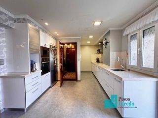 Flat in Calle padre ignacio ellacuría 23. Pisos laredo os presenta este amplio piso con piscina para entra
