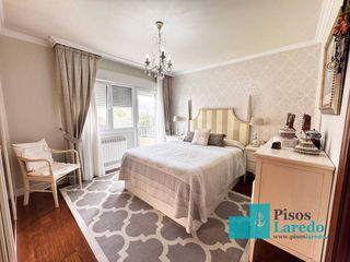 Appartement à Calle padre ignacio ellacuría 23. Pisos laredo os presenta este amplio piso con piscina para entra