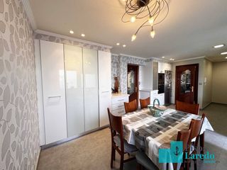 Flat in Calle padre ignacio ellacuría 23. Pisos laredo os presenta este amplio piso con piscina para entra