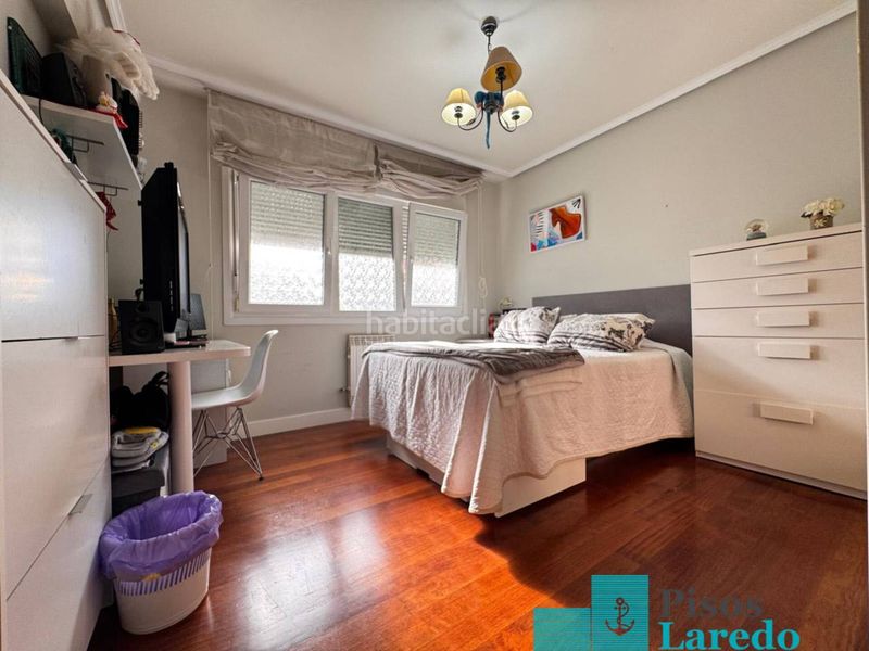 Foto 10933a99-4105-44ee-86ed-133929a8dd5e. Pis amb calefacció aparcament piscina a Carlos V Laredo