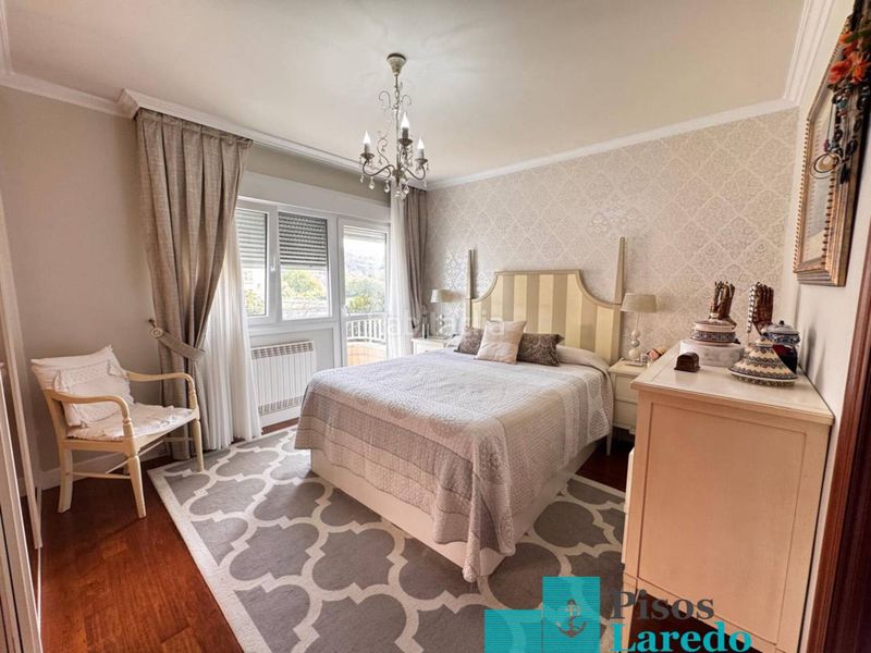 Foto 10c28fd3-18e4-4947-8216-a2e5fbd9b5ca. Pis amb calefacció aparcament piscina a Carlos V Laredo