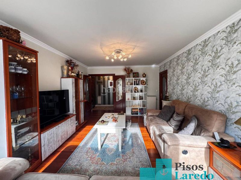 Foto 3826c1cb-f56e-4718-94df-4daffc8dda2e. Pis amb calefacció aparcament piscina a Carlos V Laredo