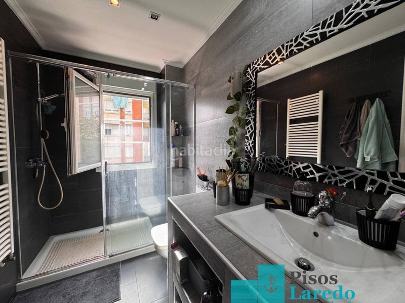 Foto 45d9a6b2-f440-4904-82e1-d7cfd097a0cc. Pis amb calefacció aparcament piscina a Carlos V Laredo