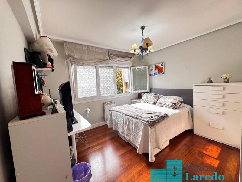 Foto 6b18f282-782b-4b5f-aa98-5c02ff307e4f. Pis amb calefacció aparcament piscina a Carlos V Laredo