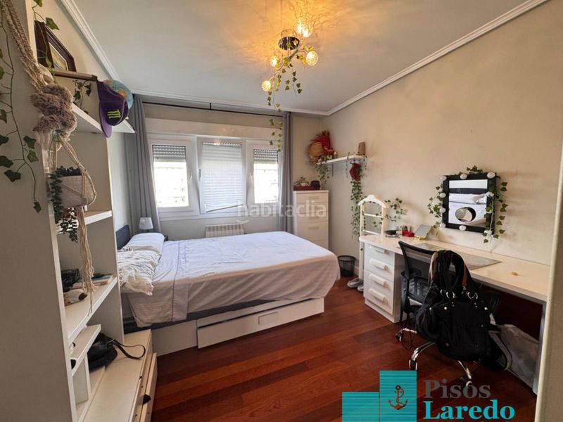 Foto 73ea08fe-ce1a-4ae5-95b9-d3f2f00cf60f. Pis amb calefacció aparcament piscina a Carlos V Laredo