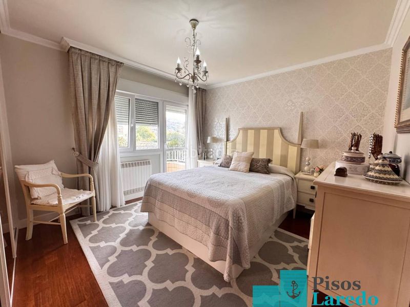 Foto a802620a-fd7f-46b7-983a-a8993fd74bd5. Pis amb calefacció aparcament piscina a Carlos V Laredo