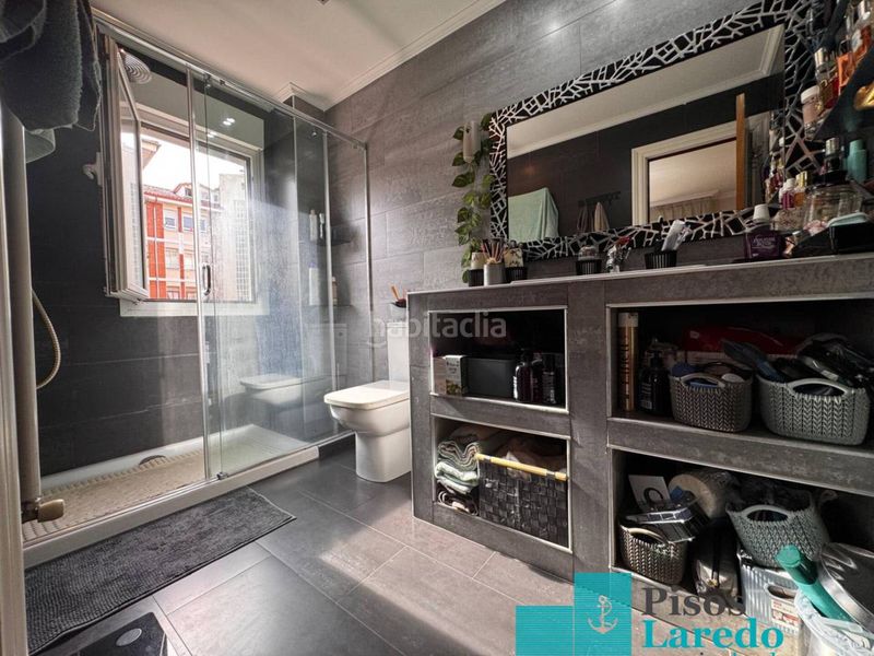 Foto aaf9e0cb-ef4e-473b-94da-d9df4268ccd1. Pis amb calefacció aparcament piscina a Carlos V Laredo