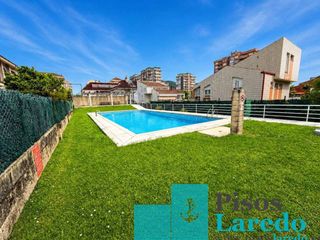 Casa a schiera in Avenida libertad 1. Magnífico chalet adosado en venta en laredo, a solo unos pasos d