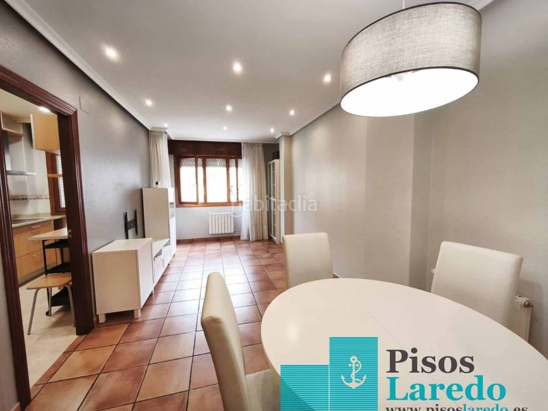 Foto fd9fc498-2d16-4676-9830-bd253e641bc9. Pis a calle badames 1 a Voto
