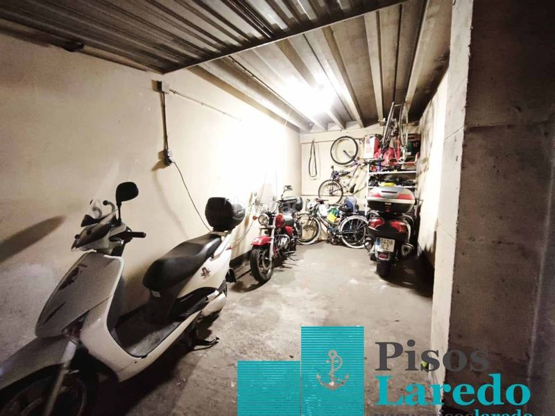 Foto 1baf530d-0c8e-4ffb-8173-9fac20db0cc8. Aparcament cotxe a Centro Laredo