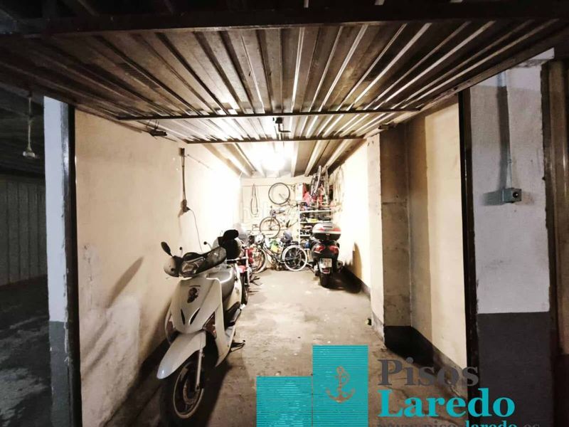 Foto 763b045f-81b4-4398-87a4-974905983be0. Aparcament cotxe a Centro Laredo