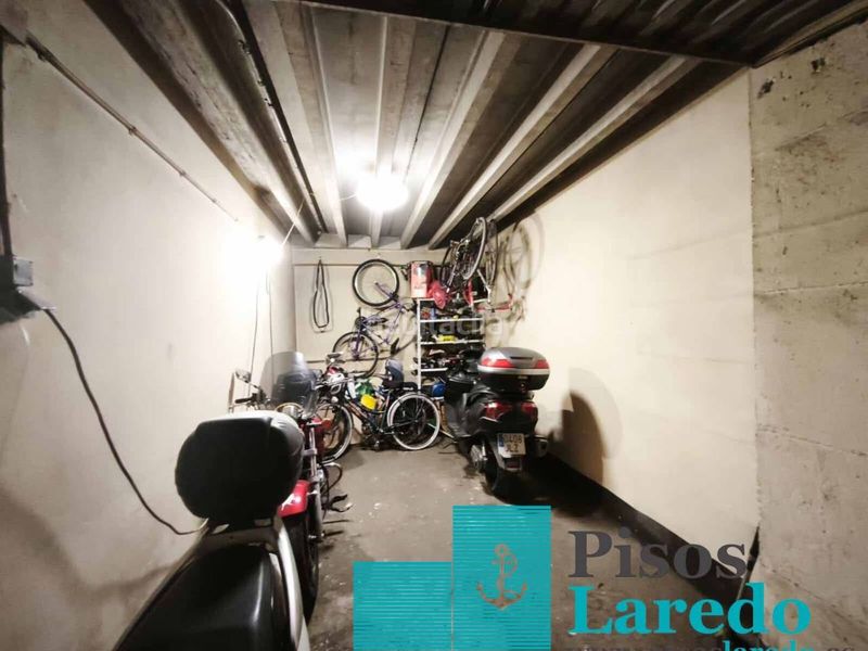 Foto ad8bff6e-cdfd-4768-9735-738c0769057a. Aparcament cotxe a Centro Laredo