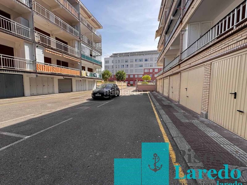 Foto 1c549075-3a6e-4a0d-a17a-eda8dd167fac. Aparcament cotxe a Zona Playa Laredo