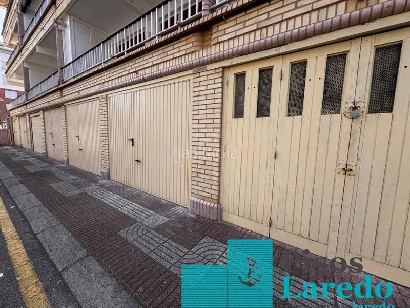 Foto c3c23061-1f18-4aa7-af74-47448cad5086. Aparcament cotxe a Zona Playa Laredo