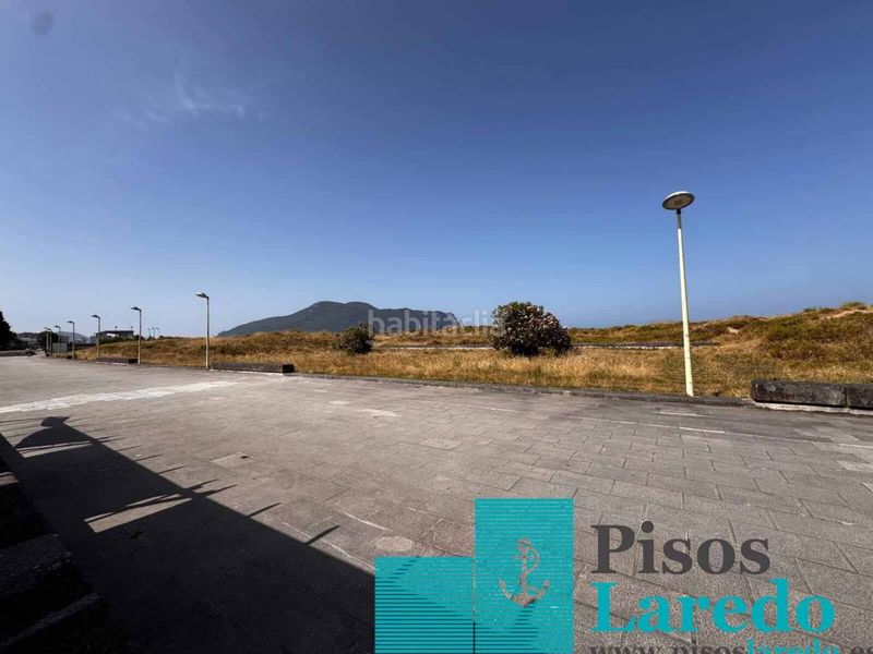 Foto e4f5b0fa-7e1b-41d6-abff-3c9cb7dbb10c. Aparcament cotxe a Zona Playa Laredo