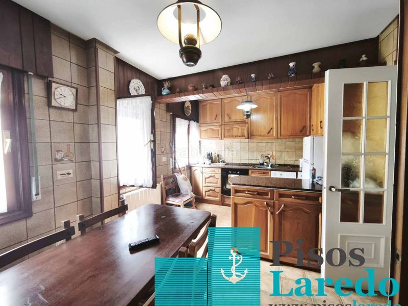 Foto 4414fc1b-8c09-43e0-ad36-2323bea47942. Piso en calle marqués de valdecilla 1 piso de tres habitaciones en pleno Centro en Laredo