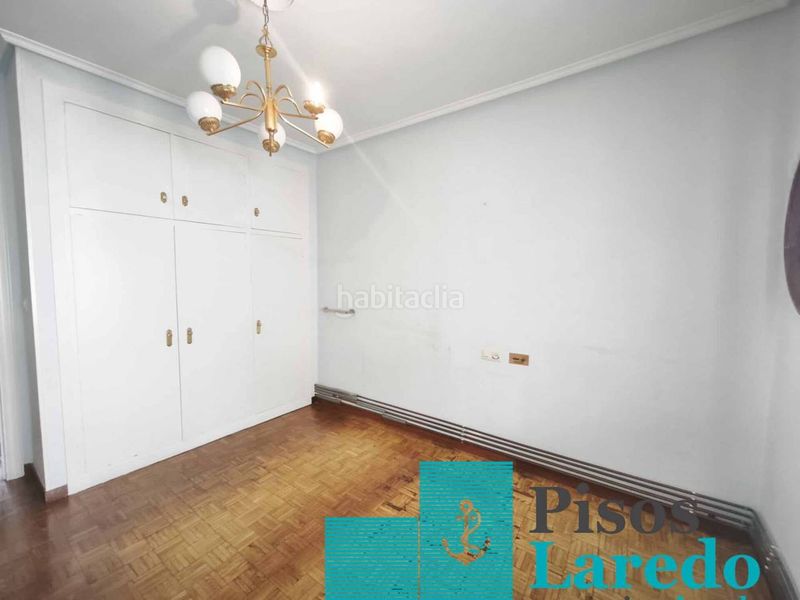 Foto cfbbd776-b325-477b-b1ef-00e75cb12489. Piso en calle marqués de valdecilla 1 piso de tres habitaciones en pleno Centro en Laredo
