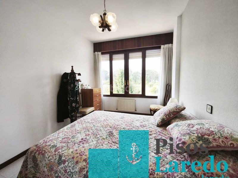 Foto 7df0f082-ee6d-4754-a3a2-e90b38e268f1. Casa adossada amb calefacció aparcament a Zona Playa Laredo