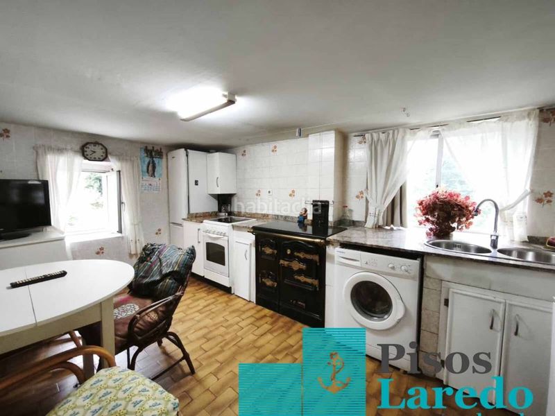 Foto 755e2dae-4bd7-4fbd-81b6-ce6b92e17cc8. Casa aparellada amb aparcament a Rasines