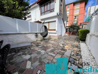 Etagenwohnung in Avenida cantabria 1. Adosado de 136m2 de vivienda en pleno centro de laredo.