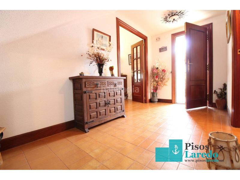 Foto d0a81bfa-93f7-402b-b096-46491d596295. Chalet  en venta en El Puntal Laredo