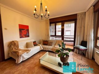 Flat in Calle treto 1. Bonito piso en treto con garaje !!!