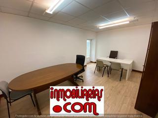 Location Bureau à Centro. Céntrica y amplia oficina con 2 despachos y baño independiente ,