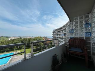 Appartement à Calle los caserios 8. Zona centro urb. con piscina 2 dormitorios con garaje