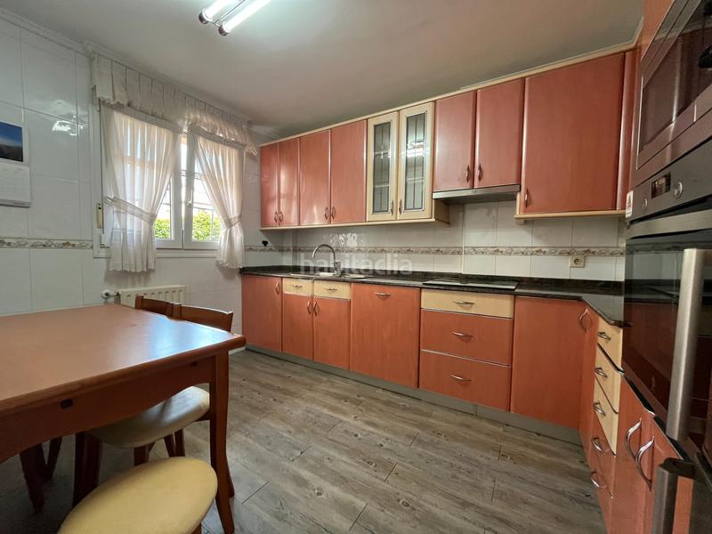 Foto 07e9dea7-228a-4c34-9136-bf1c9e0b4d36. Casa pareada en barrio mioño 30b chalet esquinero con jardin en mioño en Castro - Urdiales