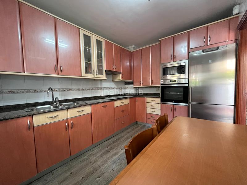 Foto 56b4736c-9737-44dd-a227-011001c1b85f. Casa pareada en barrio mioño 30b chalet esquinero con jardin en mioño en Castro - Urdiales