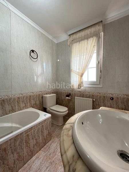 Foto 8afd38b7-98f1-4efb-909b-a770df2794c7. Casa pareada en barrio mioño 30b chalet esquinero con jardin en mioño en Castro - Urdiales