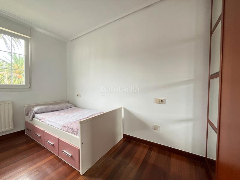 Foto c6f73a48-3873-4f35-a3c8-30c0bb2cf41b. Casa pareada en barrio mioño 30b chalet esquinero con jardin en mioño en Castro - Urdiales