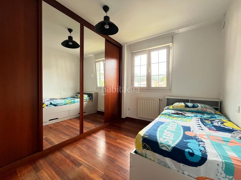 Foto d0273c5a-eb13-4077-a015-c4ace1bb3e3c. Casa pareada en barrio mioño 30b chalet esquinero con jardin en mioño en Castro - Urdiales