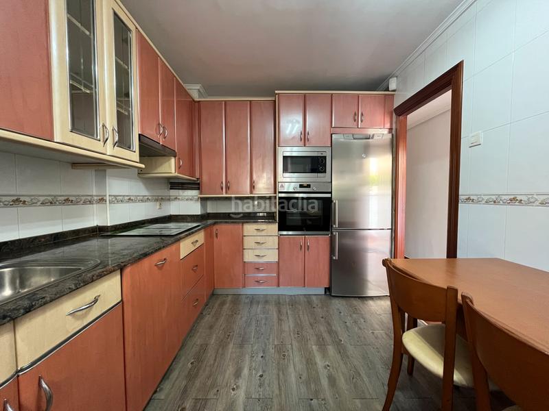 Foto d9462b8b-a82e-4e30-94fa-13e3a990b622. Casa pareada en barrio mioño 30b chalet esquinero con jardin en mioño en Castro - Urdiales