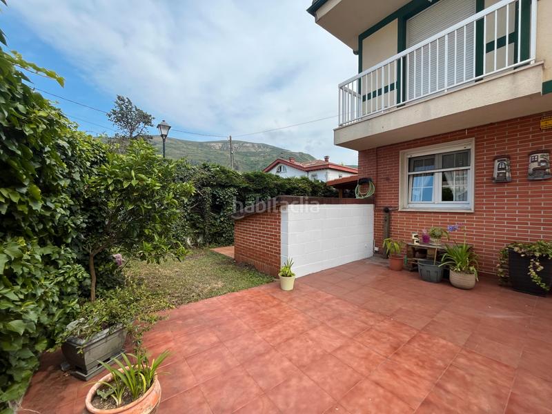 Foto fcdb546f-e6f6-46e9-87c8-61b81b7735ff. Casa pareada en barrio mioño 30b chalet esquinero con jardin en mioño en Castro - Urdiales