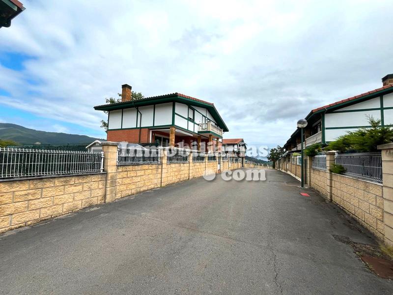 Foto e0dd8efc-9999-40d2-8aee-bdf13e810fcc. Casa a schiera con piscina in Samano Castro - Urdiales