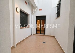 Planta baixa a Centre. Planta baja con patio en el centro, arenys de mar