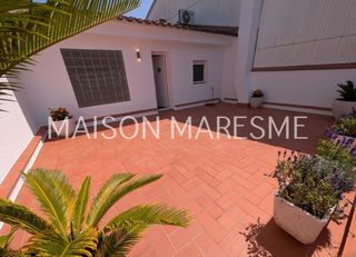 Semi detached house in Canet de Mar. Amplia casa con garaje en venta, en pleno centro.