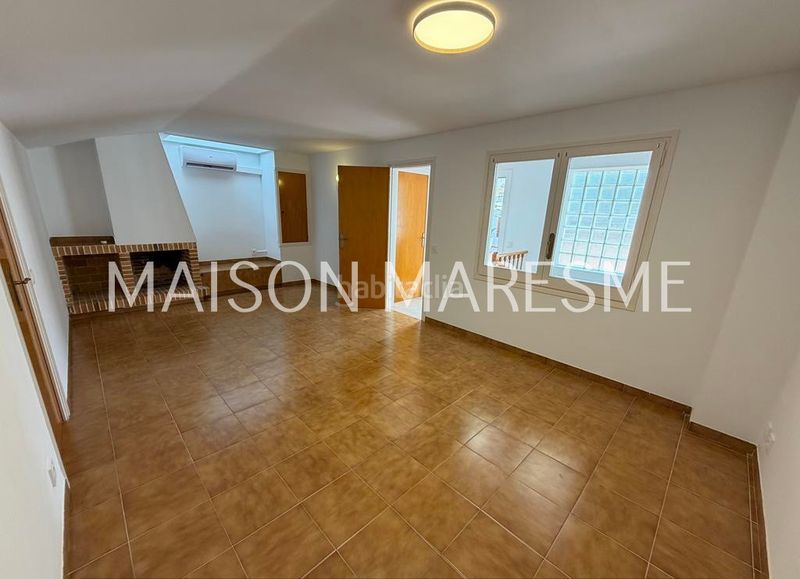 Foto 436ace5d-0e94-4c0f-bab8-e923a1bb819d. Casa adossada amb xemeneia calefacció aparcament a Canet de Mar