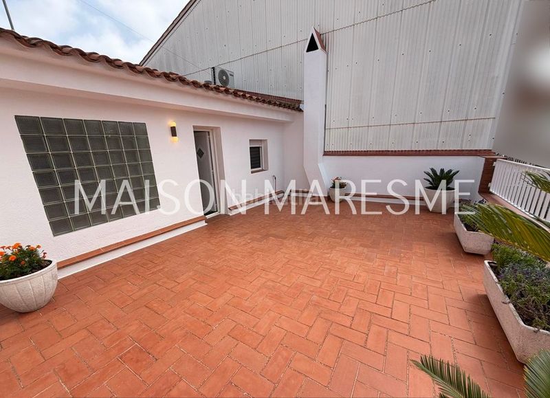 Foto 732cb458-0651-40f2-b432-73ba81879b07. Casa adossada amb xemeneia calefacció aparcament a Canet de Mar