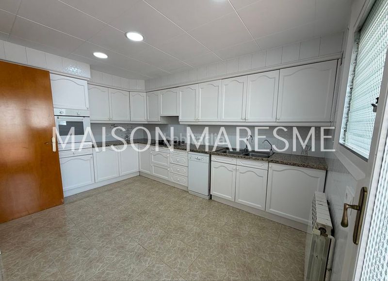 Foto c1ce0d63-a5ed-4f23-9219-cf8b3cd00239. Casa adossada amb xemeneia calefacció aparcament a Canet de Mar