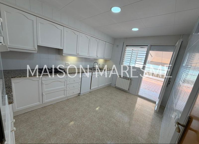 Foto f1ac2342-d83b-4ebf-9f1e-a5a1e186aff6. Casa adossada amb xemeneia calefacció aparcament a Canet de Mar