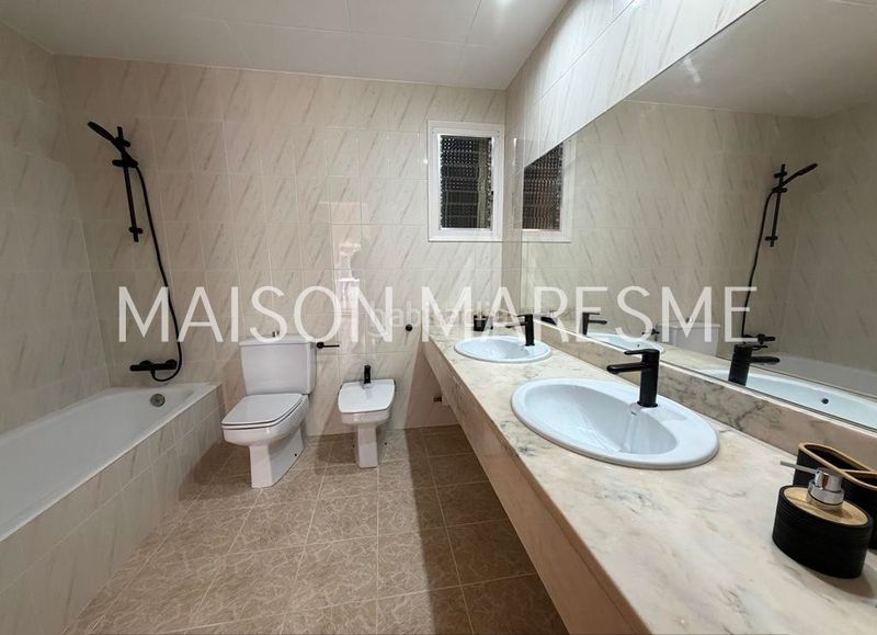 Foto f8c75a0c-5237-44de-a866-cce9cf627b7d. Casa adossada amb xemeneia calefacció aparcament a Canet de Mar