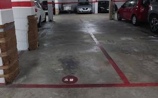Parking voiture à Ciutat de hospitalet 22. Plaza de parking en venta