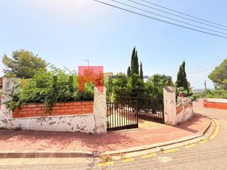 Chalet in Subirats. Casa con piscina, garaje y terraza en subirats
