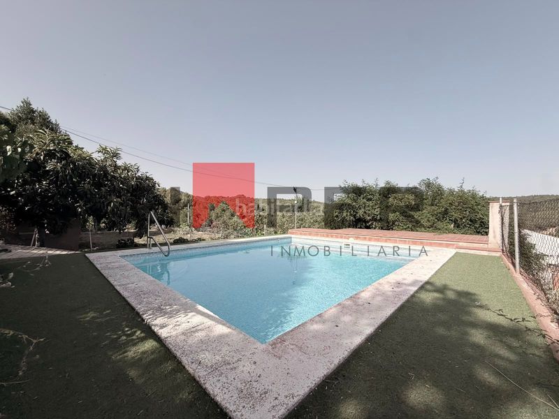 Foto b50bd64b-a138-4eb3-a81d-d3a45be0a7f4. Xalet amb piscina a Olesa de Montserrat