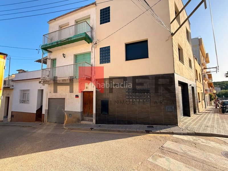 Foto 4aabefda-bf3b-4b5c-b18b-f253815d68a1. Casa adossada amb aparcament a Canet de Mar