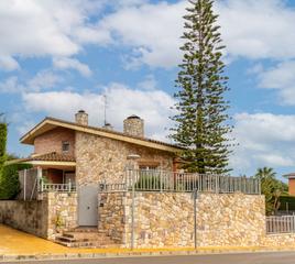Chalet  Avinguda de la camêlia. Chalet céntrico y soleado,  en parcela de 860m2, con vistas desp